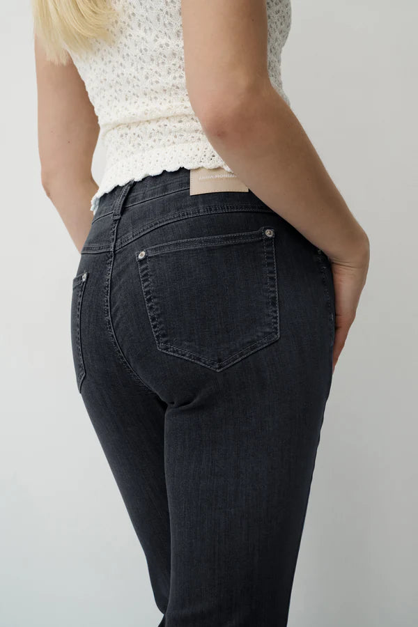 Anna Montana Finja Schlagjeans aus schwarzem Denim 