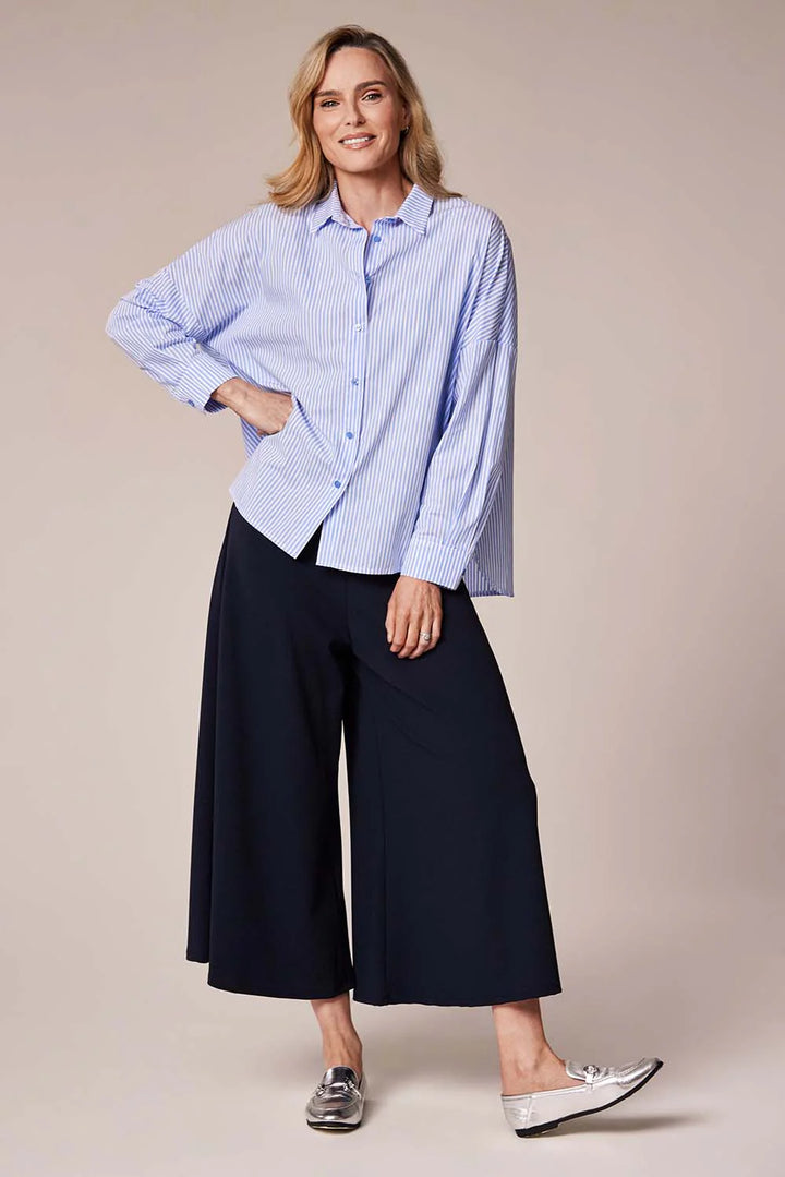 Decollage blau-weiß gestreiftes Baumwollhemd