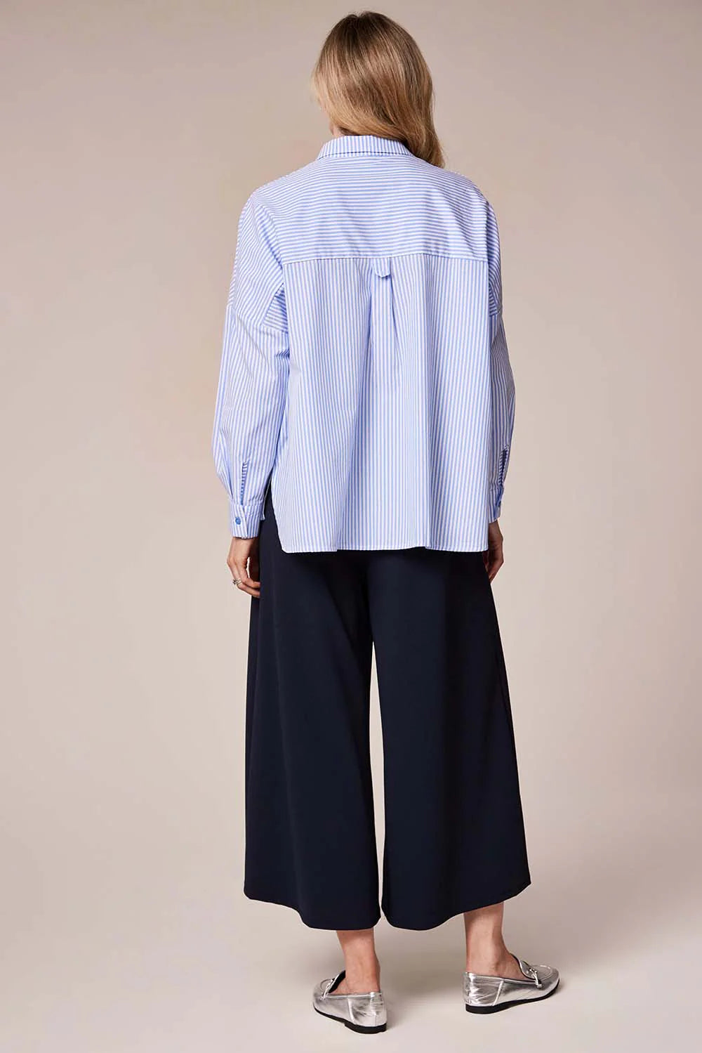 Decollage blau-weiß gestreiftes Baumwollhemd