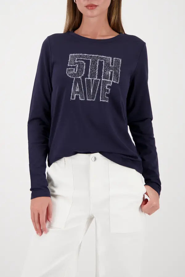 Monari Langarmshirt in Marineblau mit „5th Ave“-Print
