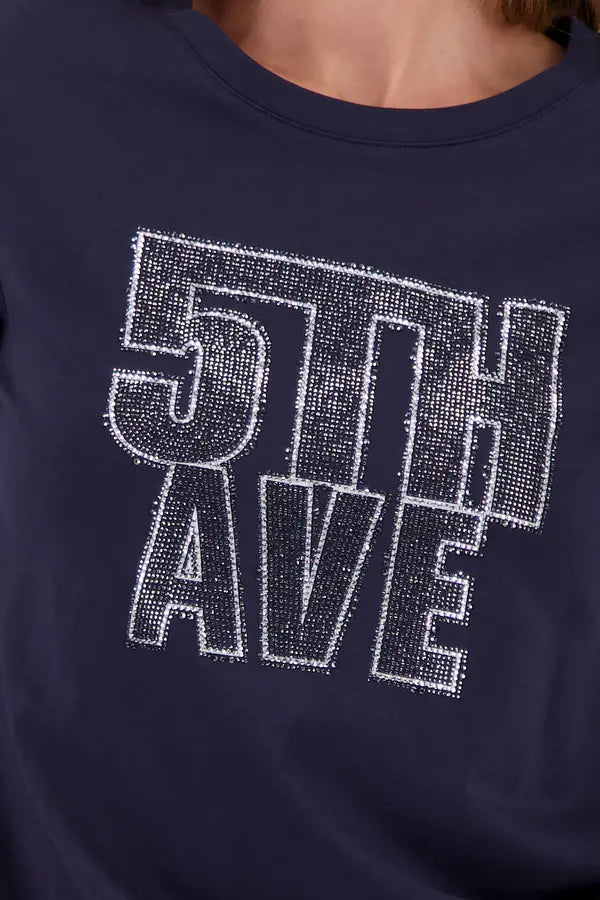 Monari Langarmshirt in Marineblau mit „5th Ave“-Print