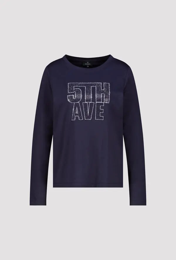 Monari Langarmshirt in Marineblau mit „5th Ave“-Print