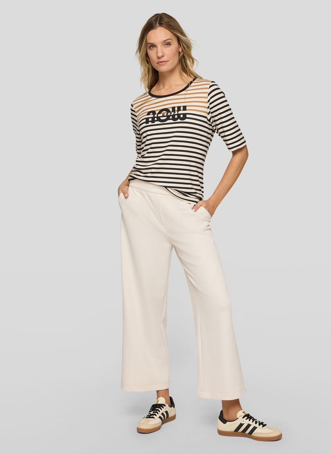 Gestreiftes Top von Rabe mit Aufdruck „Be Happy Now“.