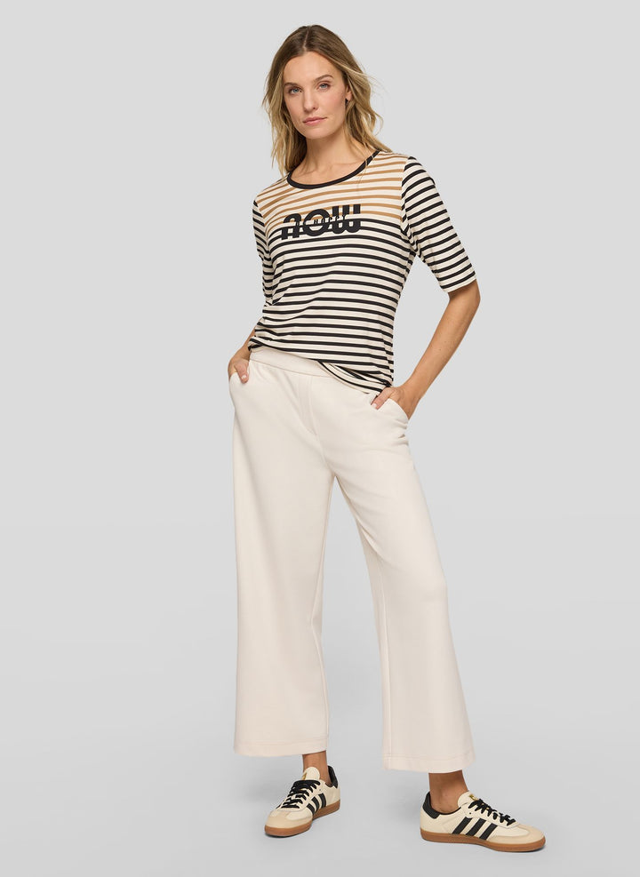 Gestreiftes Top von Rabe mit Aufdruck „Be Happy Now“.