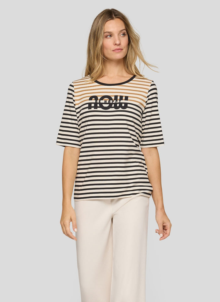 Gestreiftes Top von Rabe mit Aufdruck „Be Happy Now“.