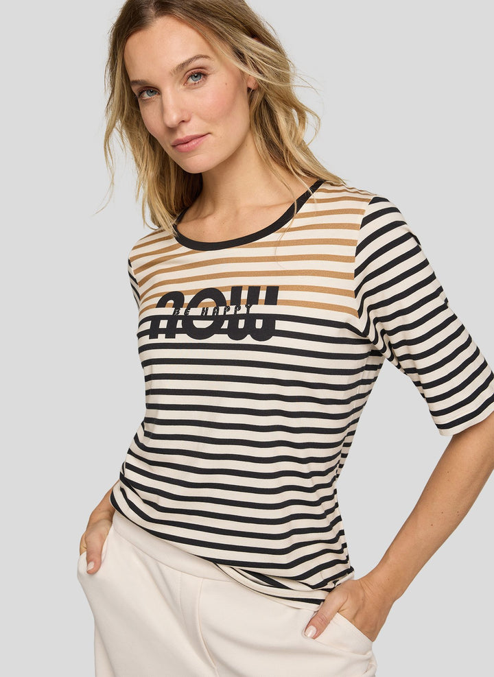 Gestreiftes Top von Rabe mit Aufdruck „Be Happy Now“.