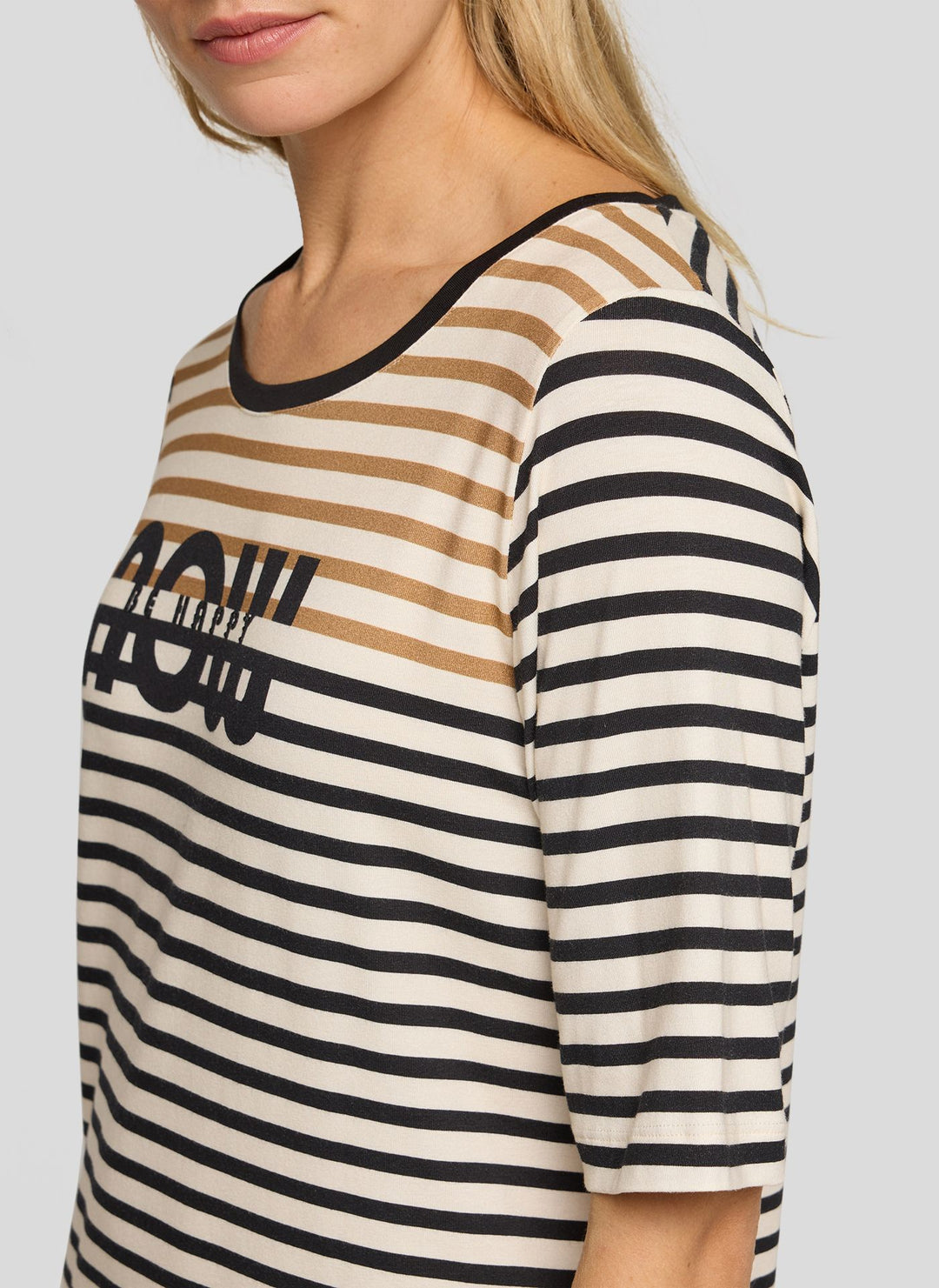 Gestreiftes Top von Rabe mit Aufdruck „Be Happy Now“.