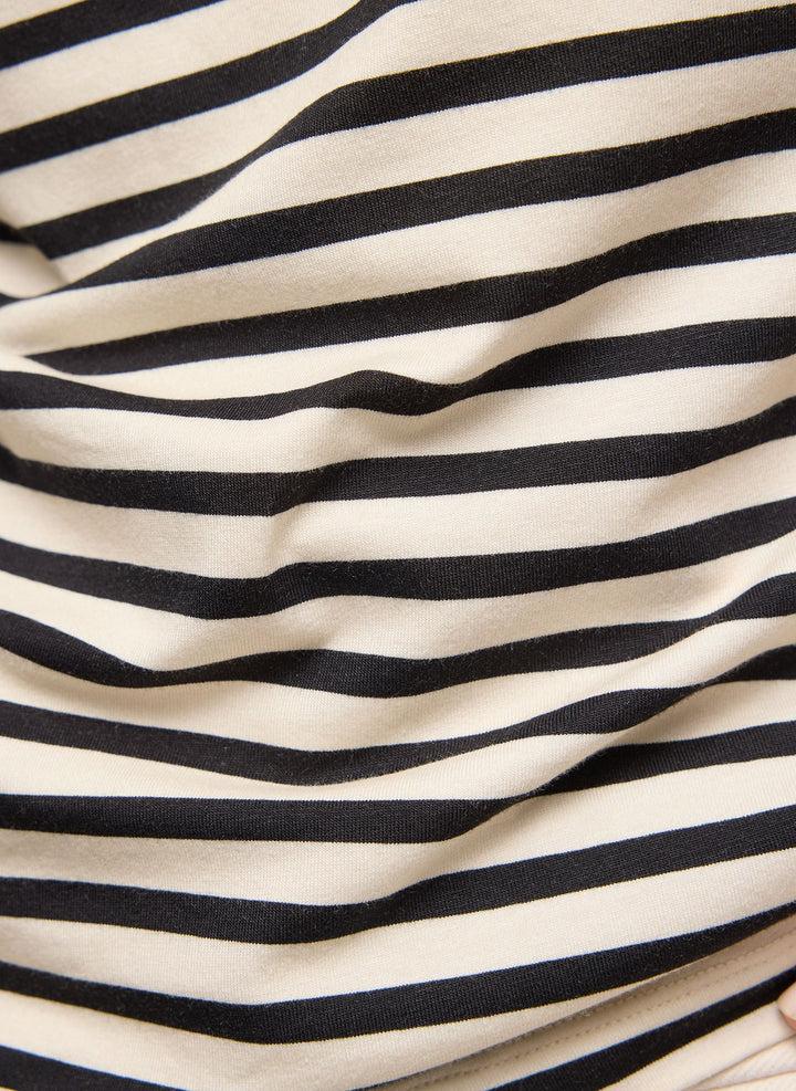 Gestreiftes Top von Rabe mit Aufdruck „Be Happy Now“.