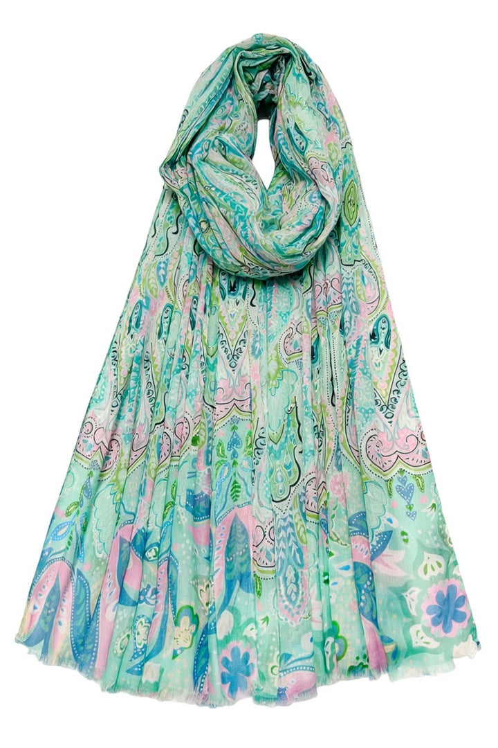 Aquafarbener, verspielter Schal mit Paisley-Muster im Boho-Stil und Fransen