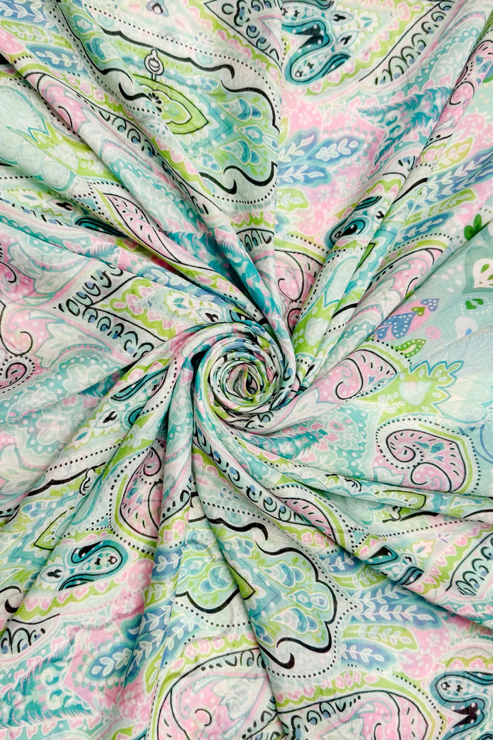 Aquafarbener, verspielter Schal mit Paisley-Muster im Boho-Stil und Fransen