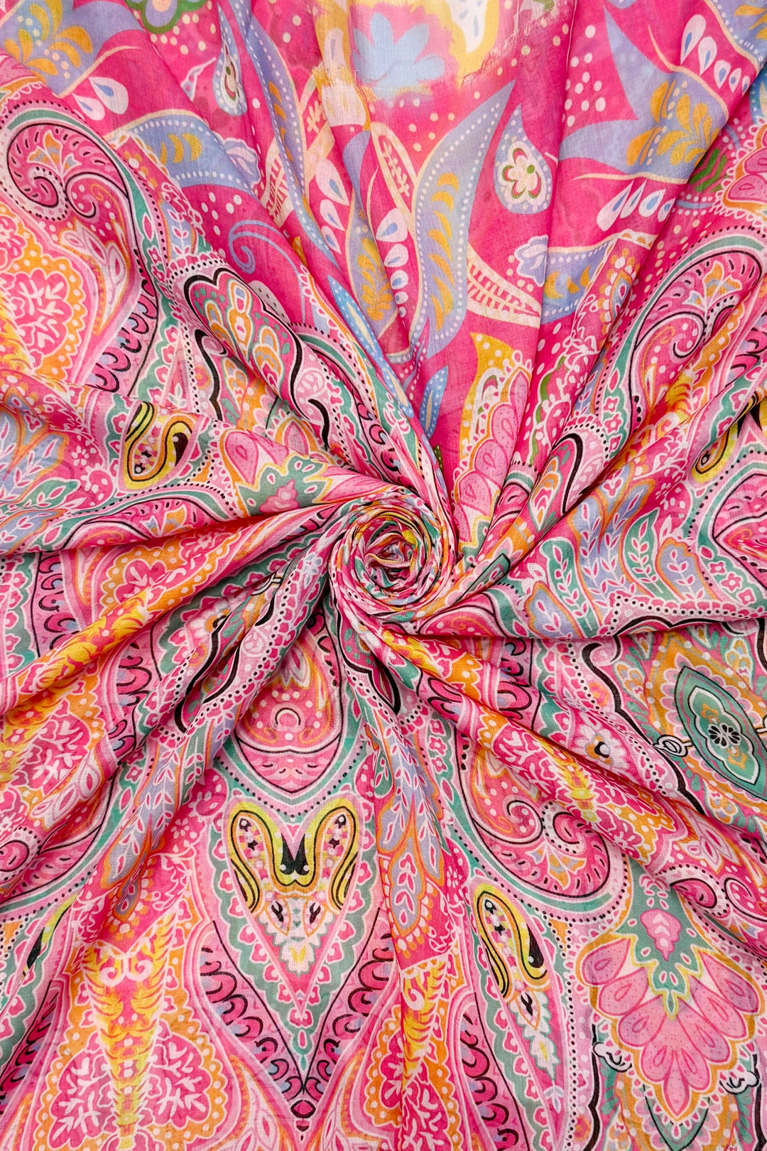 Rosa Schal mit verspieltem, böhmischem Paisley-Muster und Fransen