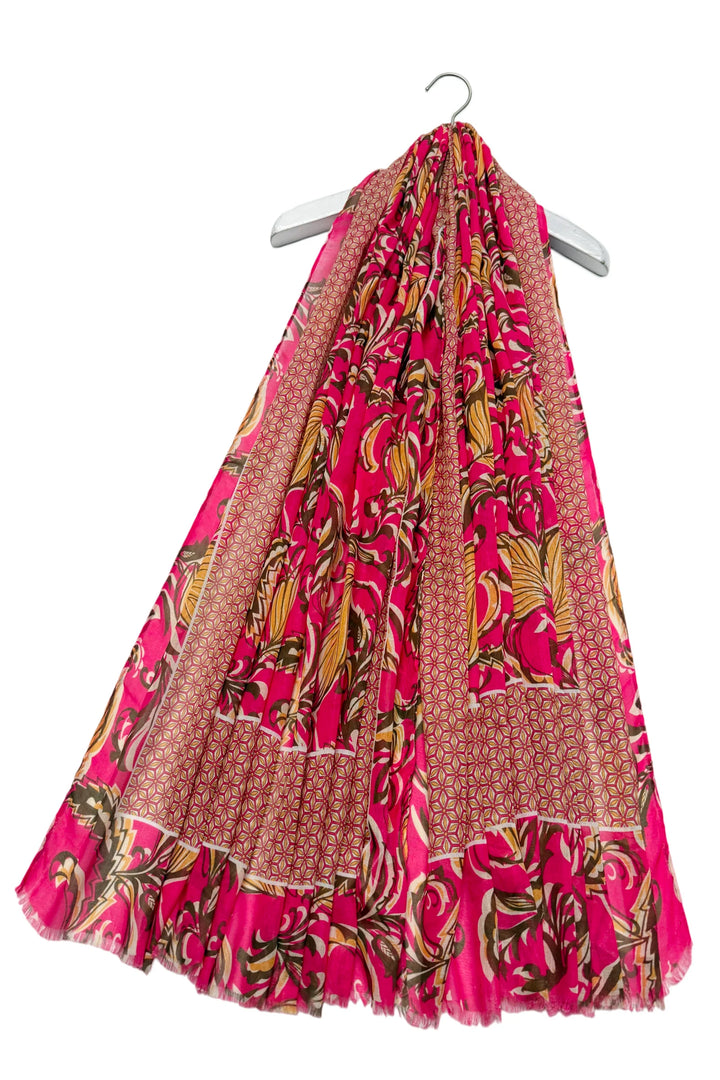 Rosa Schal mit indisch inspiriertem Blättermuster und Fransen