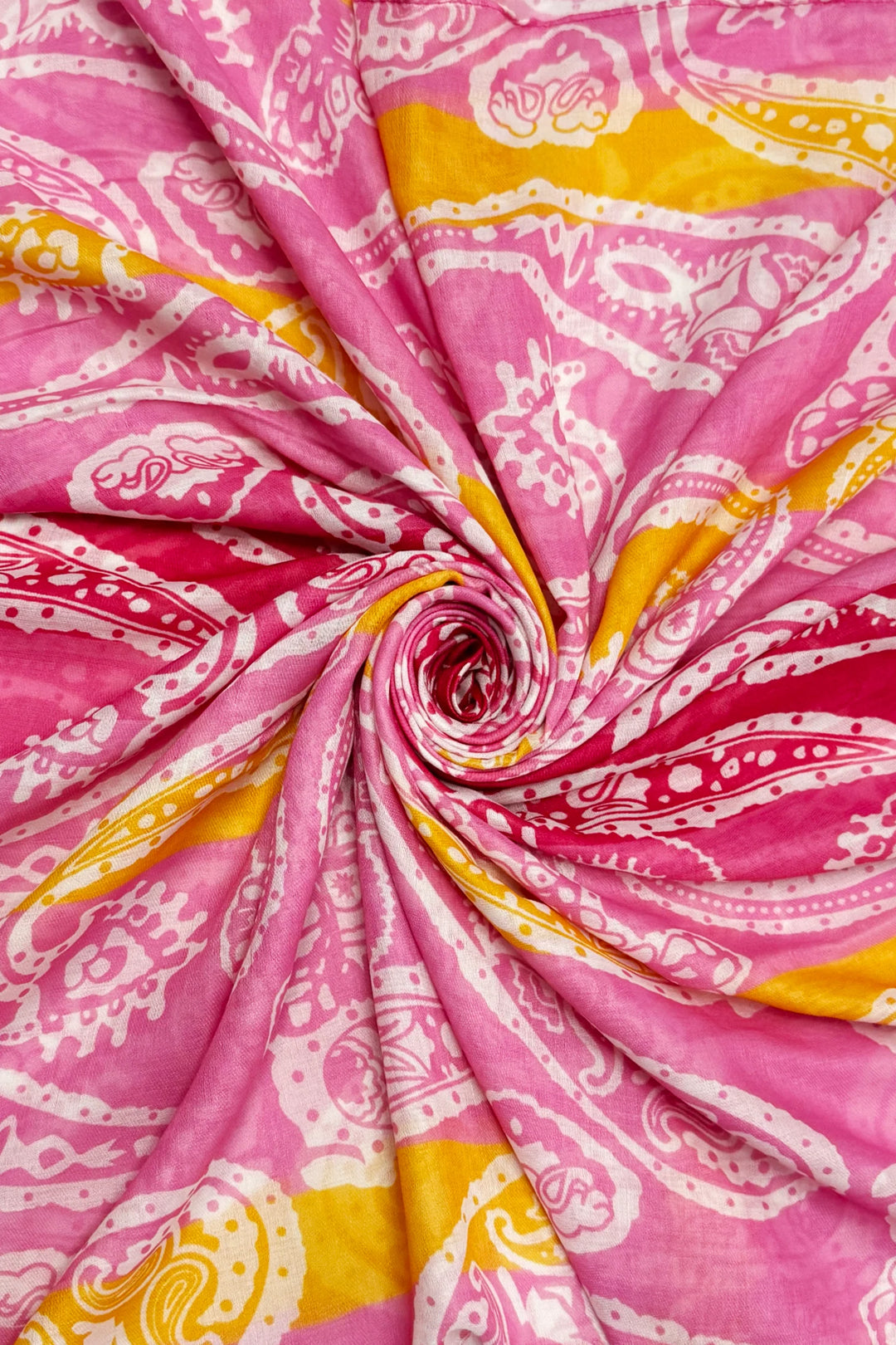 Rosa Schal mit hellen Streifen und Paisley-Muster, ausgefranst