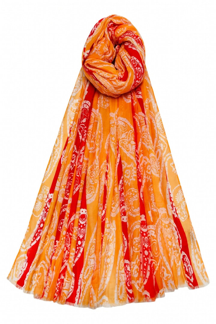 Orangefarbener, hell gestreifter Schal mit Paisley-Muster und Fransen