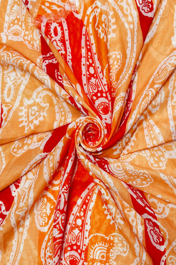 Orangefarbener, hell gestreifter Schal mit Paisley-Muster und Fransen