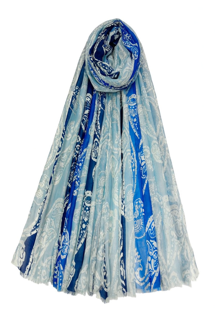 Blauer, hell gestreifter Schal mit Paisley-Muster und Fransen