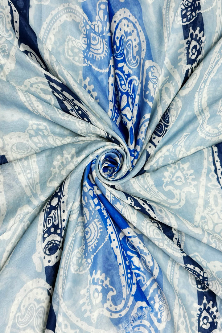 Blauer, hell gestreifter Schal mit Paisley-Muster und Fransen