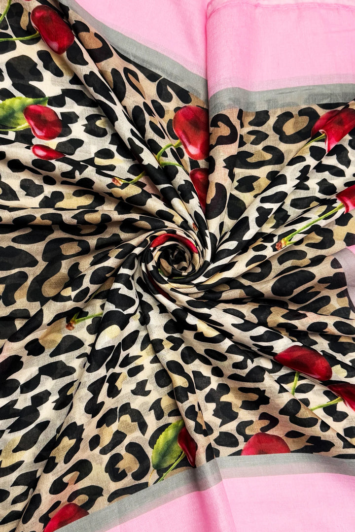 Fransierter Schal mit rosa Kirsch- und Leopardenmuster