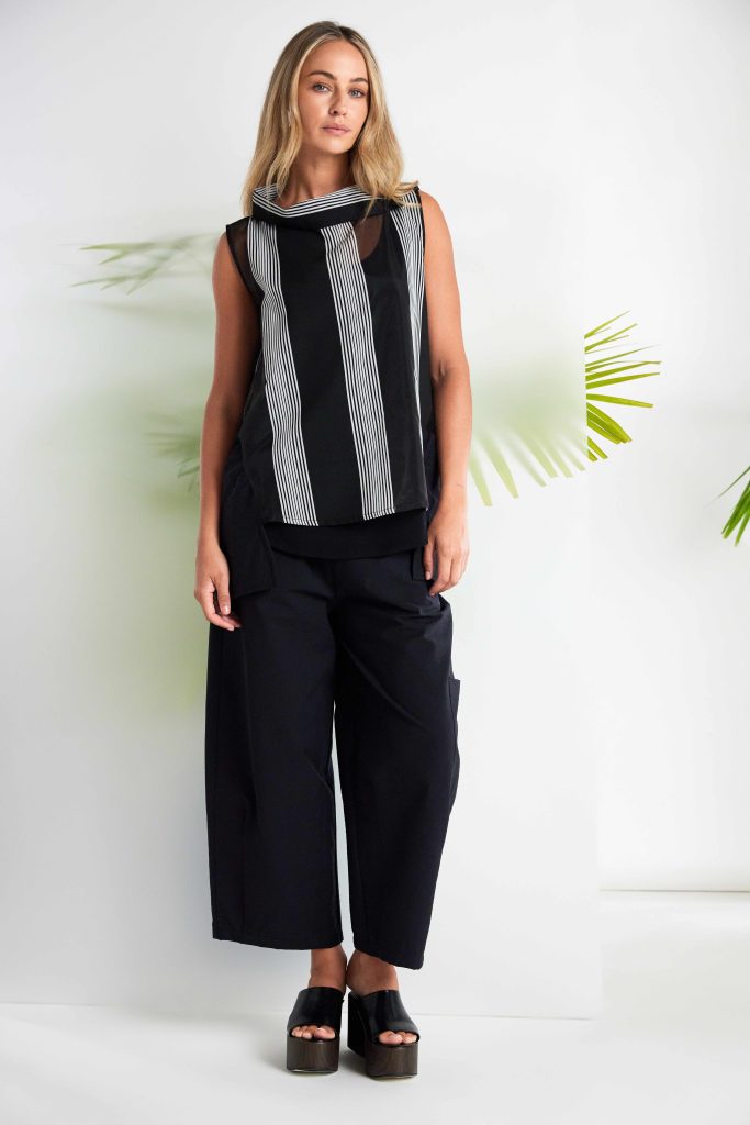 NAYA Gestreiftes Top mit Cut-Out-Kragen