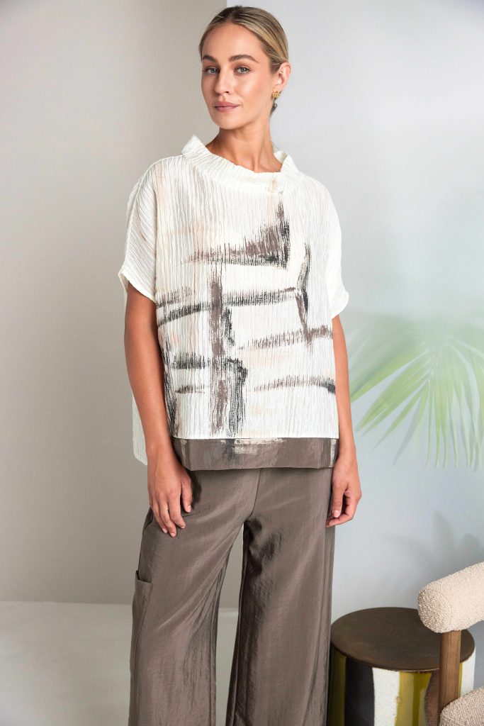 NAYA Creme-Taupe-Top mit Wellenmuster und hohem Kragen