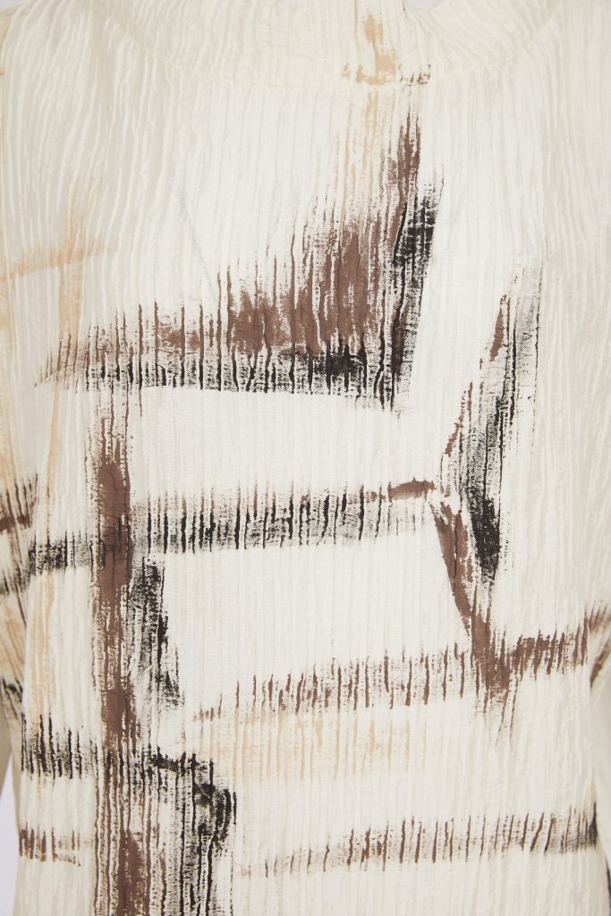 NAYA Creme-Taupe-Top mit Wellenmuster und hohem Kragen