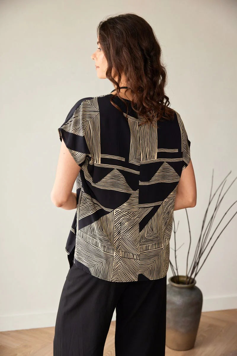 Peruzzi Top mit schwarzem und goldenem geometrischem Muster