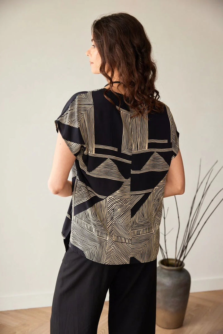Peruzzi Top mit schwarzem und goldenem geometrischem Muster
