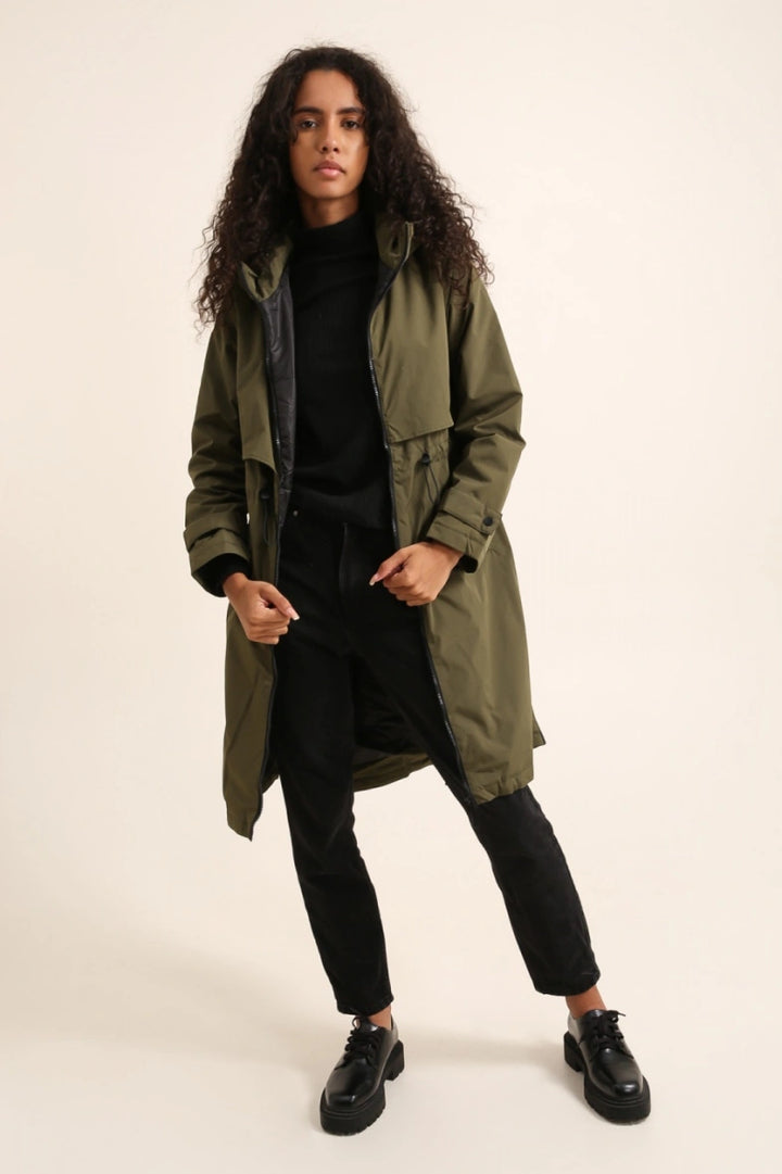 Langer, wasserdichter Parka in Khaki mit Kapuze