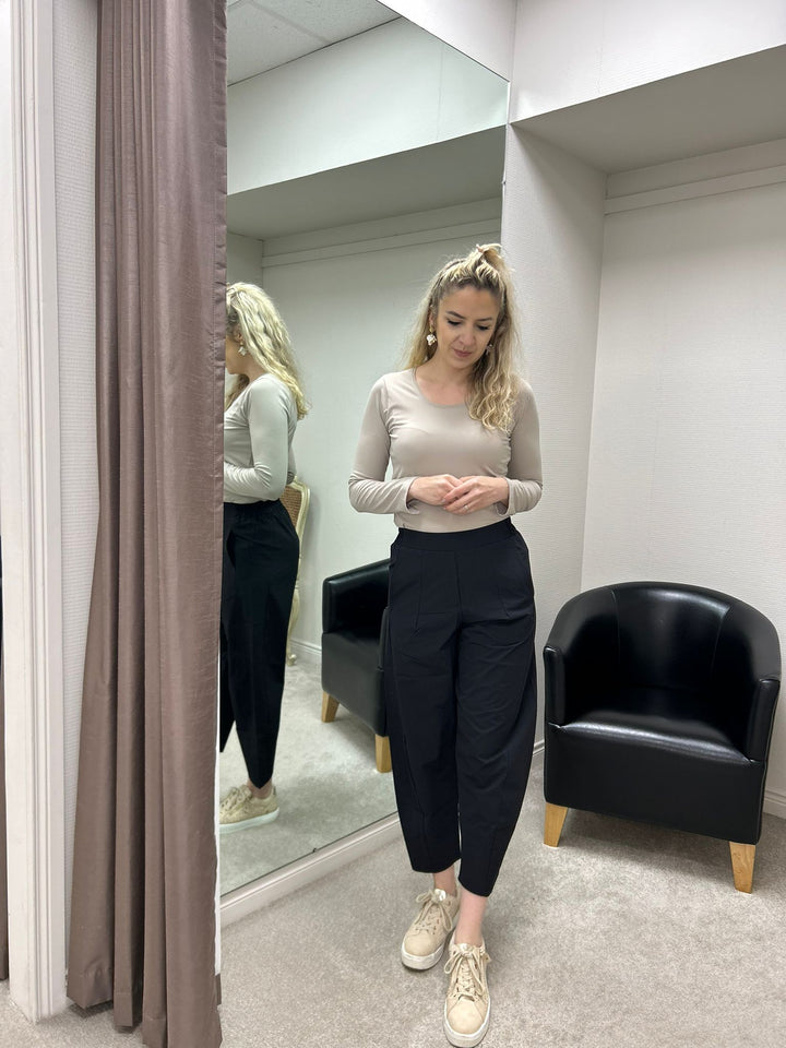 Leichte schwarze Cropped-Reisehose