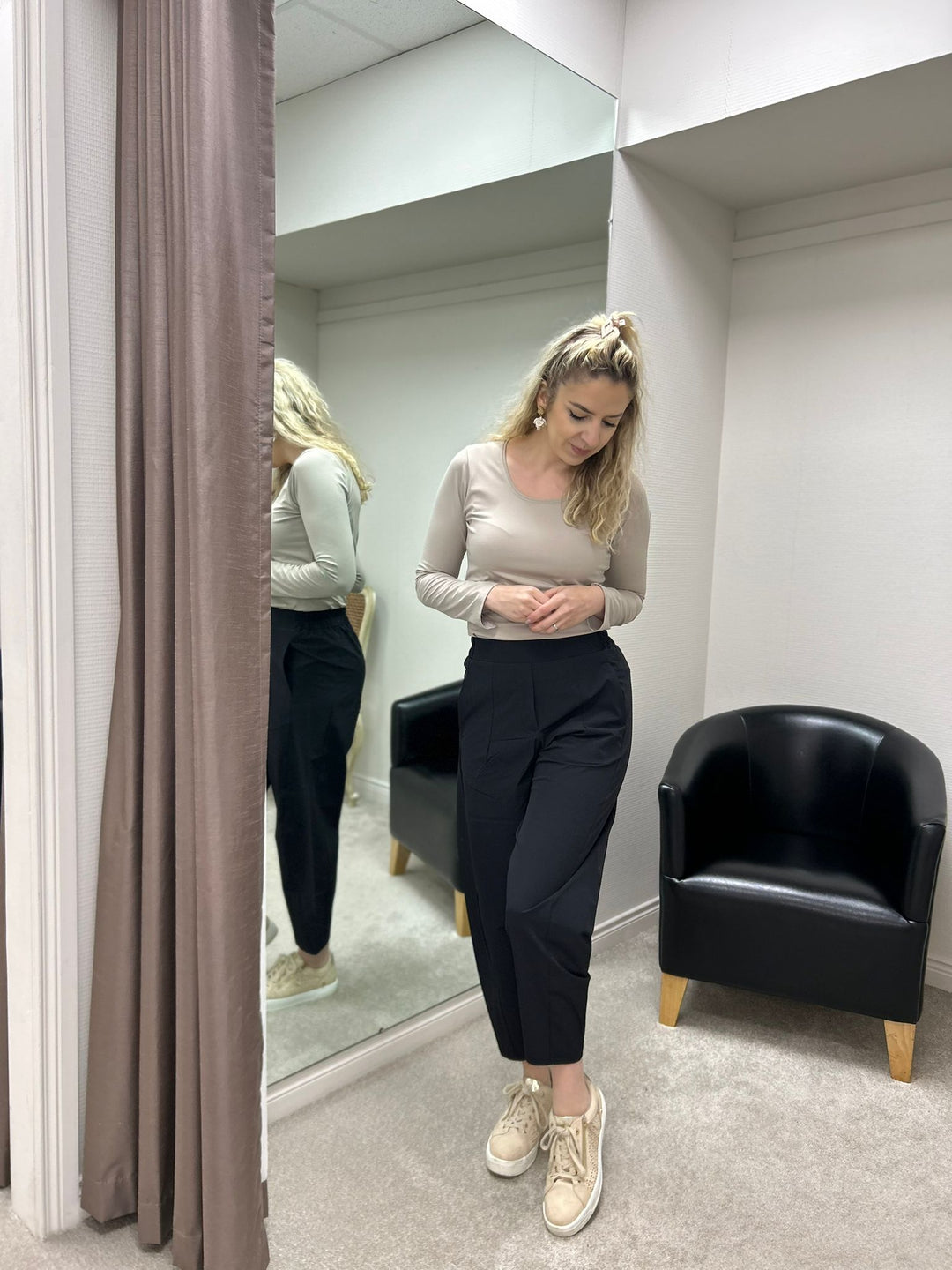 Leichte schwarze Cropped-Reisehose