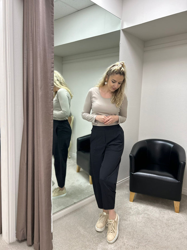 Leichte schwarze Cropped-Reisehose