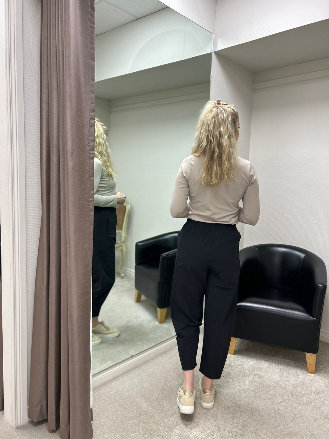 Leichte schwarze Cropped-Reisehose