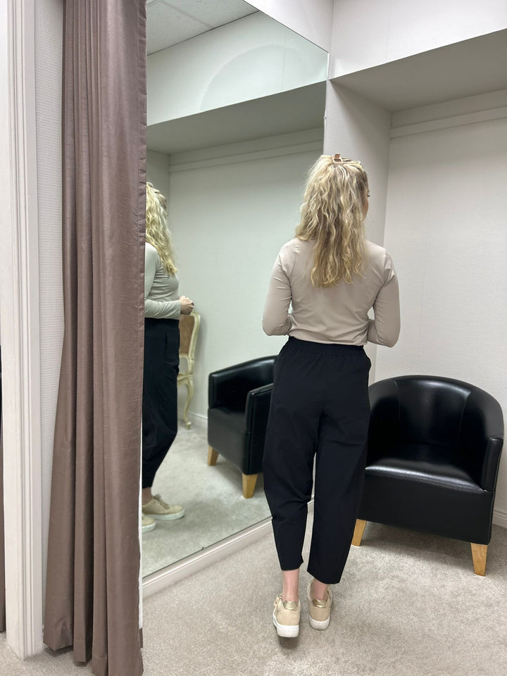 Leichte schwarze Cropped-Reisehose