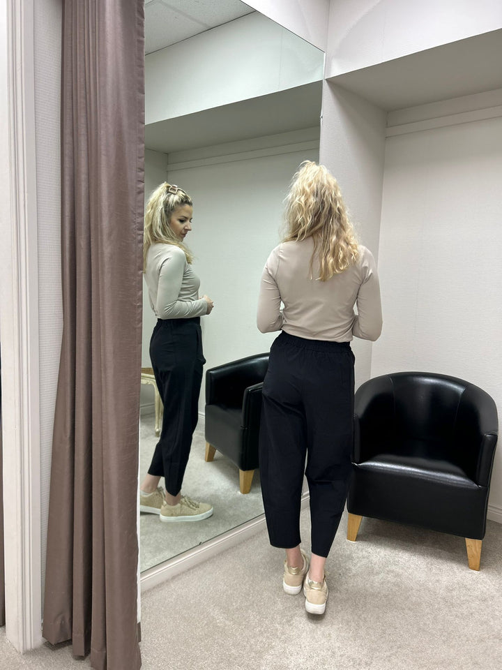 Leichte schwarze Cropped-Reisehose