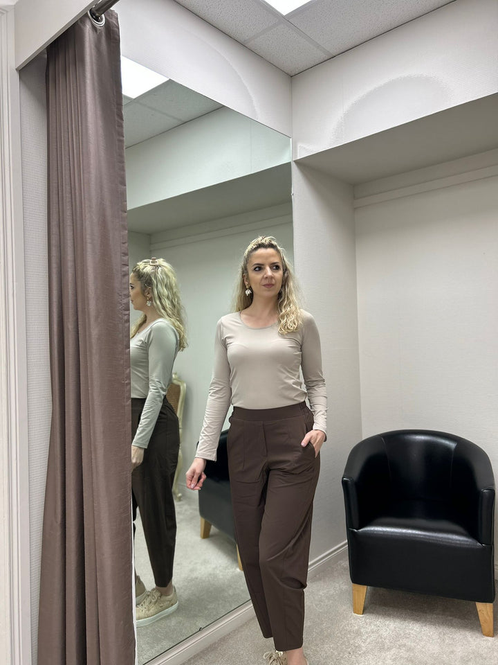 Leichte, mokkabraune, kurze Reisehose