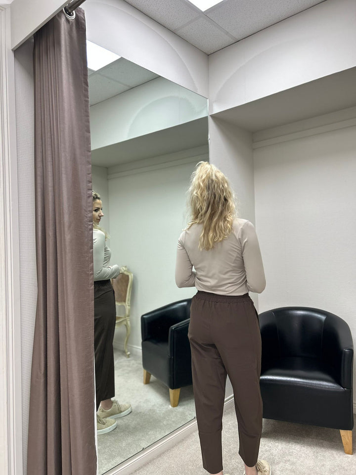 Leichte, mokkabraune, kurze Reisehose