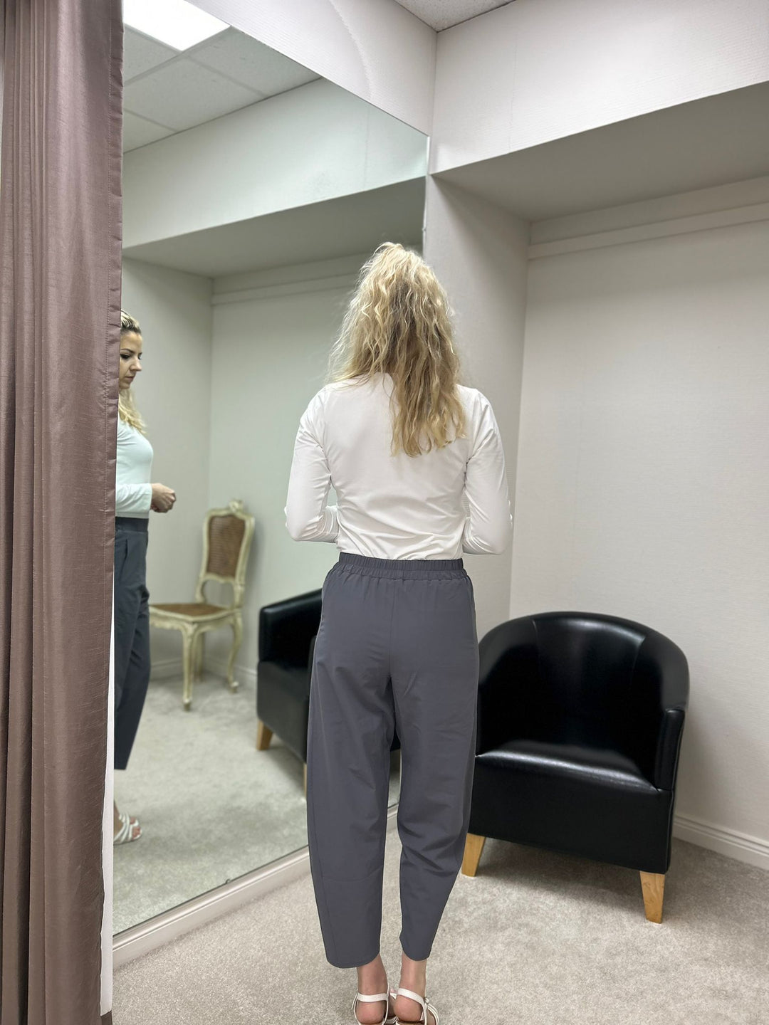 Leichte, graue, kurze Reisehose