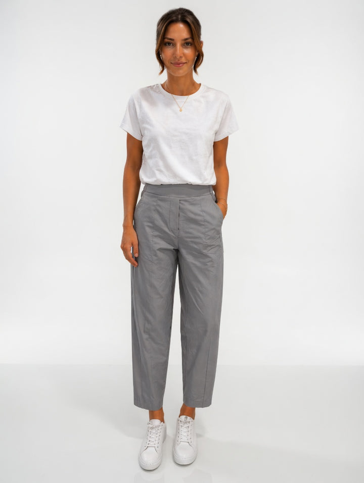 Leichte, graue, kurze Reisehose