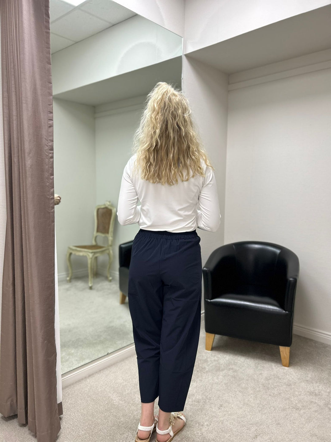 Leichte, marineblaue, kurze Reisehose